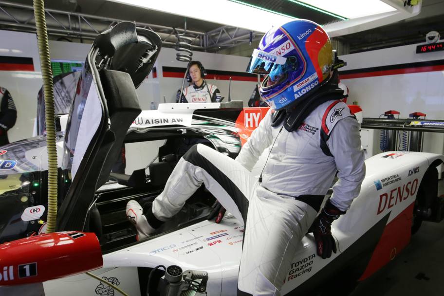 In anteprima le immagini di Fernando Alonso in tuta e casco Toyota e  a bordo della TS 050 Hybrid con cui  correr il WEC e inseguir il trionfo a Le Mans 